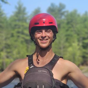 <b>Noah Harley Davidson</b> Guide, kayakiste un peu fou avec la plus grande famille du monde. Il doit avoir 1000 "bro"